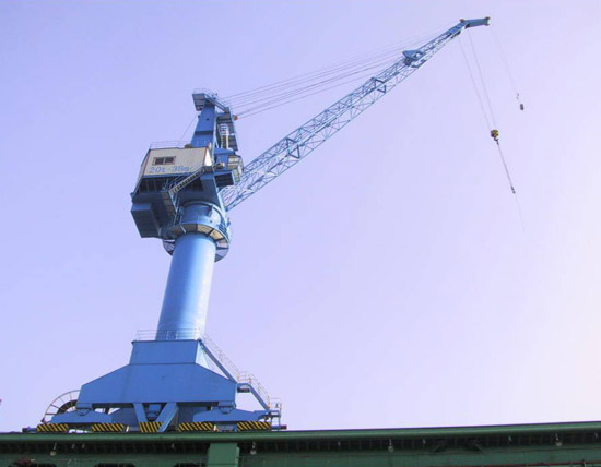 32-5t×30m門座起重機用于大連中遠船務工程有限公司